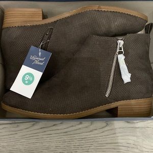 NWT Universal Thread booties 9.5 wide grey/brown